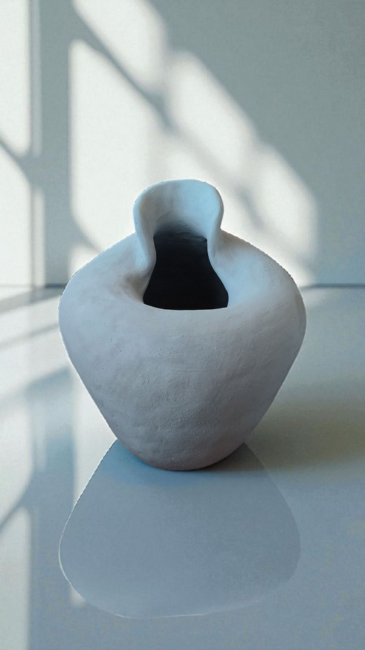 Graue strukturierte Vase